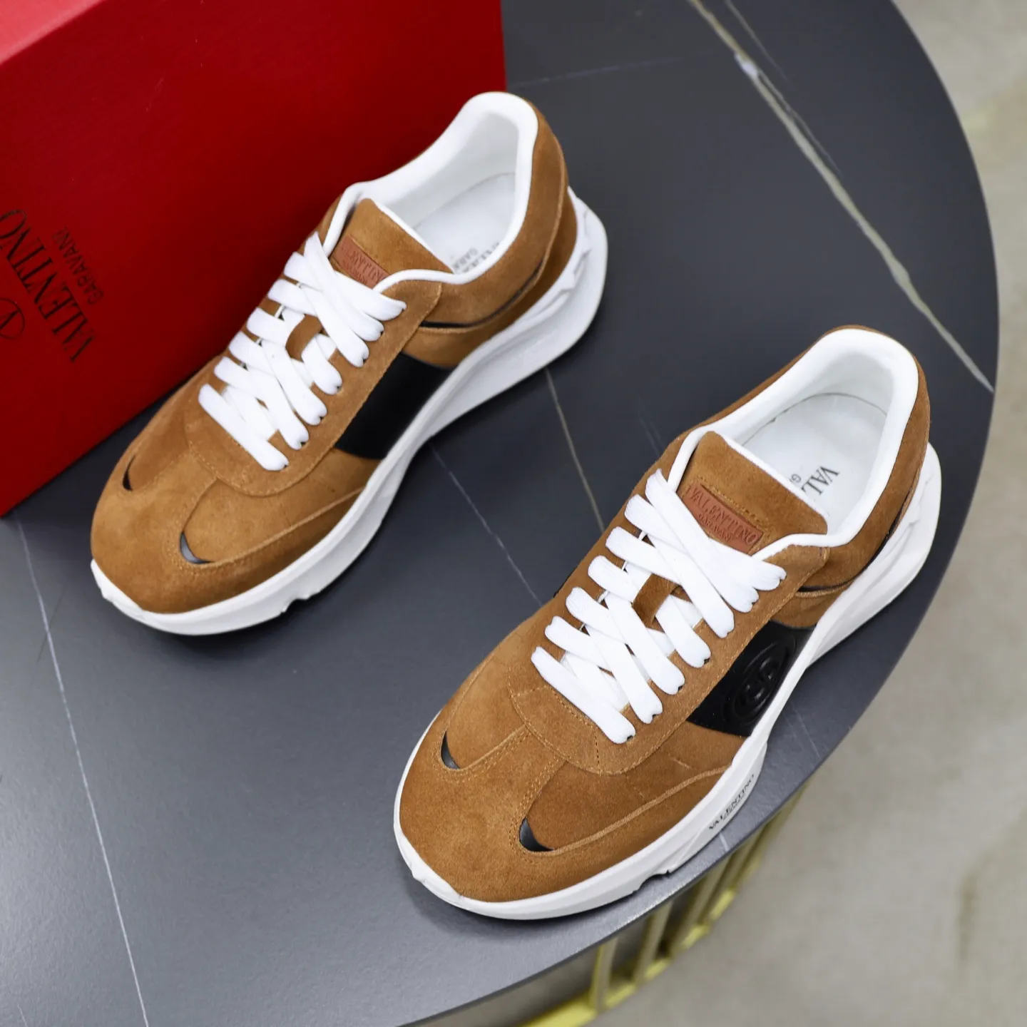 Ex-factory price: 440💰VALENTINO/Valentino Men's latest low-top thick-soled sports shoes are shipped. Made with heavy industry, men's fine casual sports shoes, versatile style. Original leather, rubber lines embellished with geometric segmented uppers, hand-sewn with precision, novel and fashionable style, rubber soles with rivet details on the front and back, VALENTINO GARAVANI LOGO printed on the side, and Valentino Garavani decorative inlay on the tongue. Logo, comfortable, breathable and durable on the feet! Comes with full original packaging! Code number: 38-39-40-41-42-43-44 (45 can be customized)